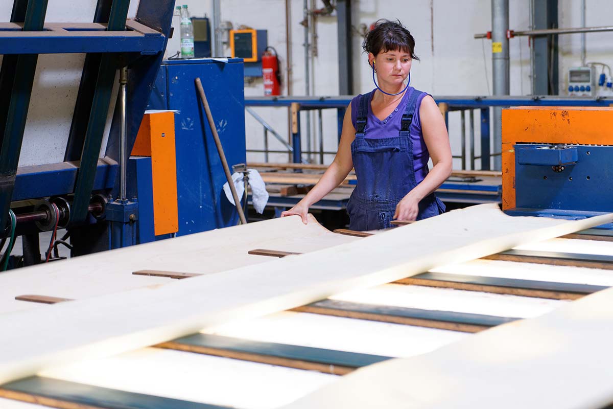 Mitarbeiterin bei der Materialzufuhr