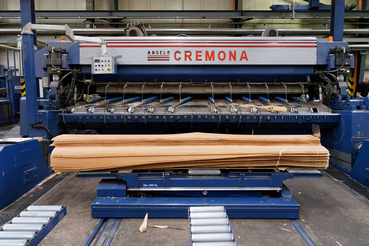 Trocknen und Bügeln der Furnierstreifen